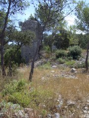 Frankreich, steinige Landschaft mit Turm