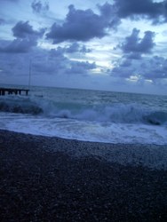 Meeresufer mit Wellen