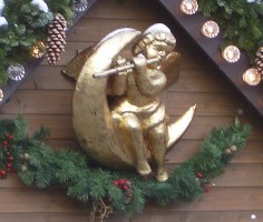 Vergoldeter Engel an einem Verkaufsstand